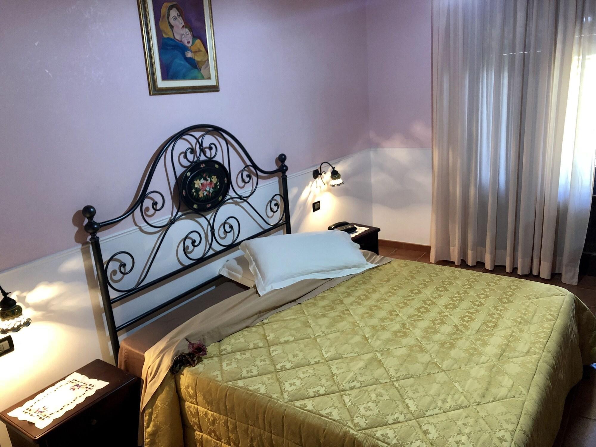 Hotel Oasi Da Paolo Кастелуцо Екстериор снимка