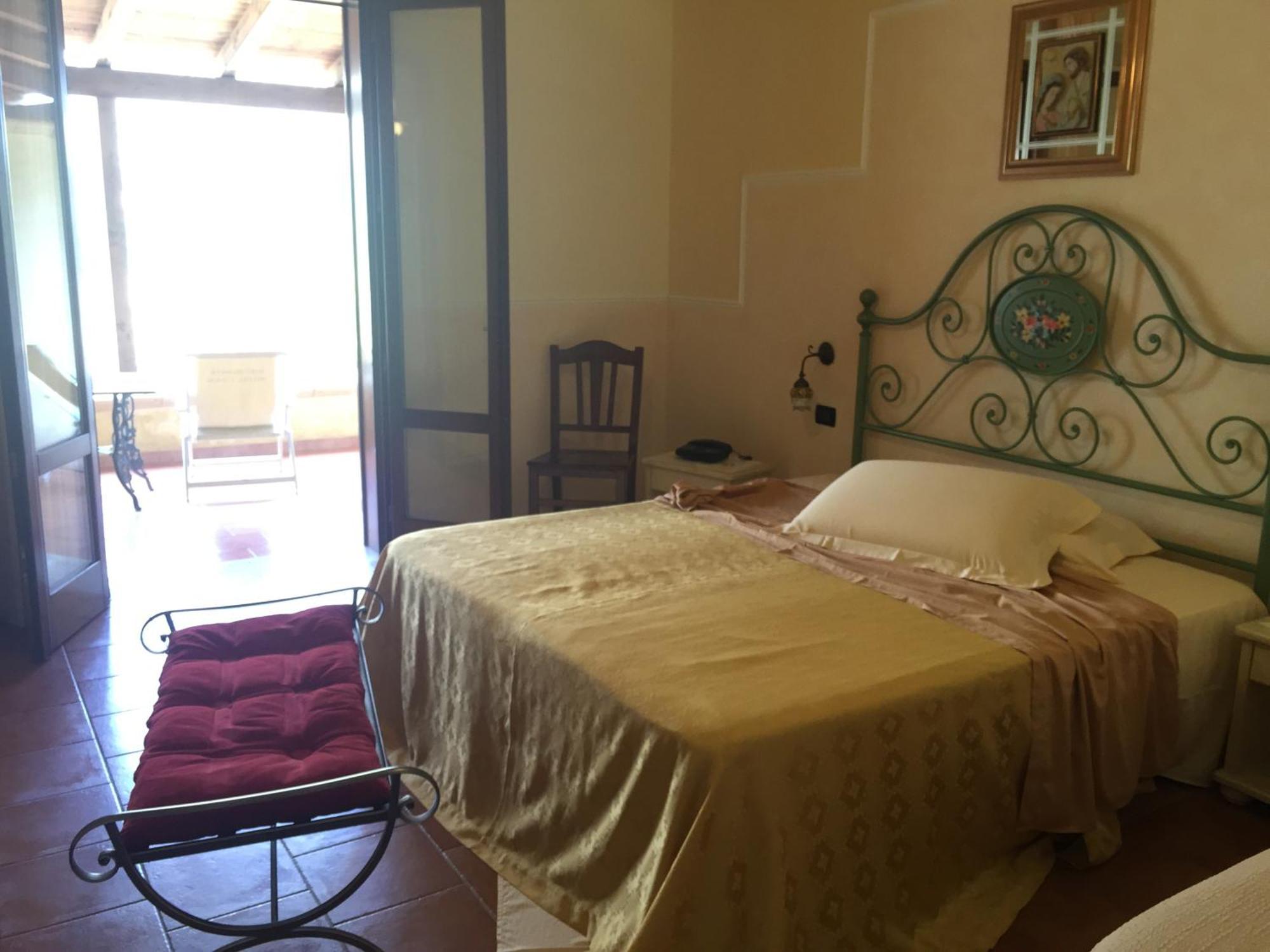 Hotel Oasi Da Paolo Кастелуцо Екстериор снимка