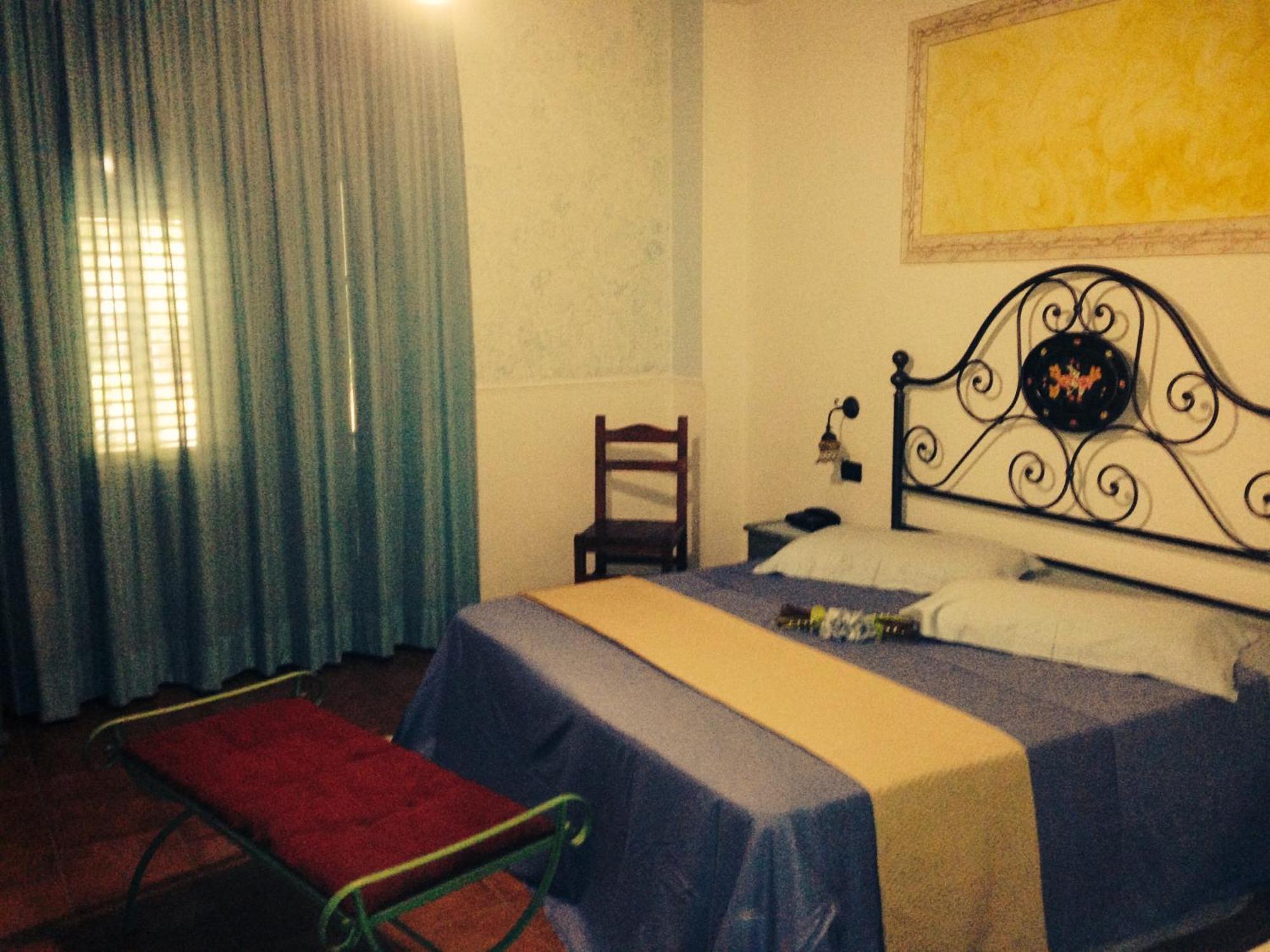 Hotel Oasi Da Paolo Кастелуцо Екстериор снимка