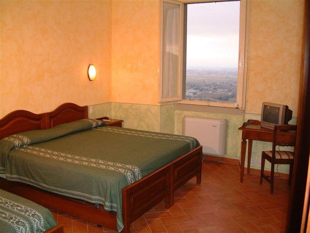 Hotel Oasi Da Paolo Кастелуцо Стая снимка