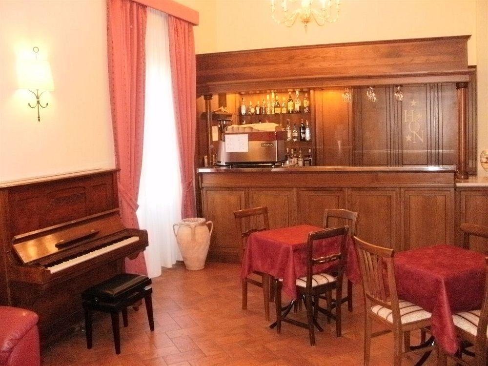 Hotel Oasi Da Paolo Кастелуцо Ресторант снимка
