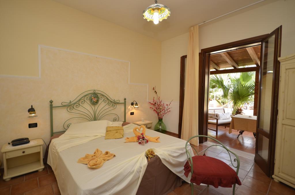 Hotel Oasi Da Paolo Кастелуцо Екстериор снимка