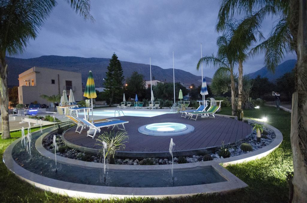 Hotel Oasi Da Paolo Кастелуцо Екстериор снимка