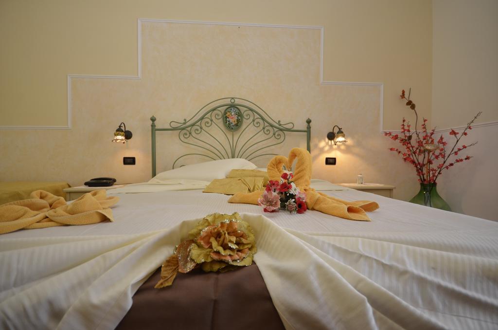Hotel Oasi Da Paolo Кастелуцо Екстериор снимка